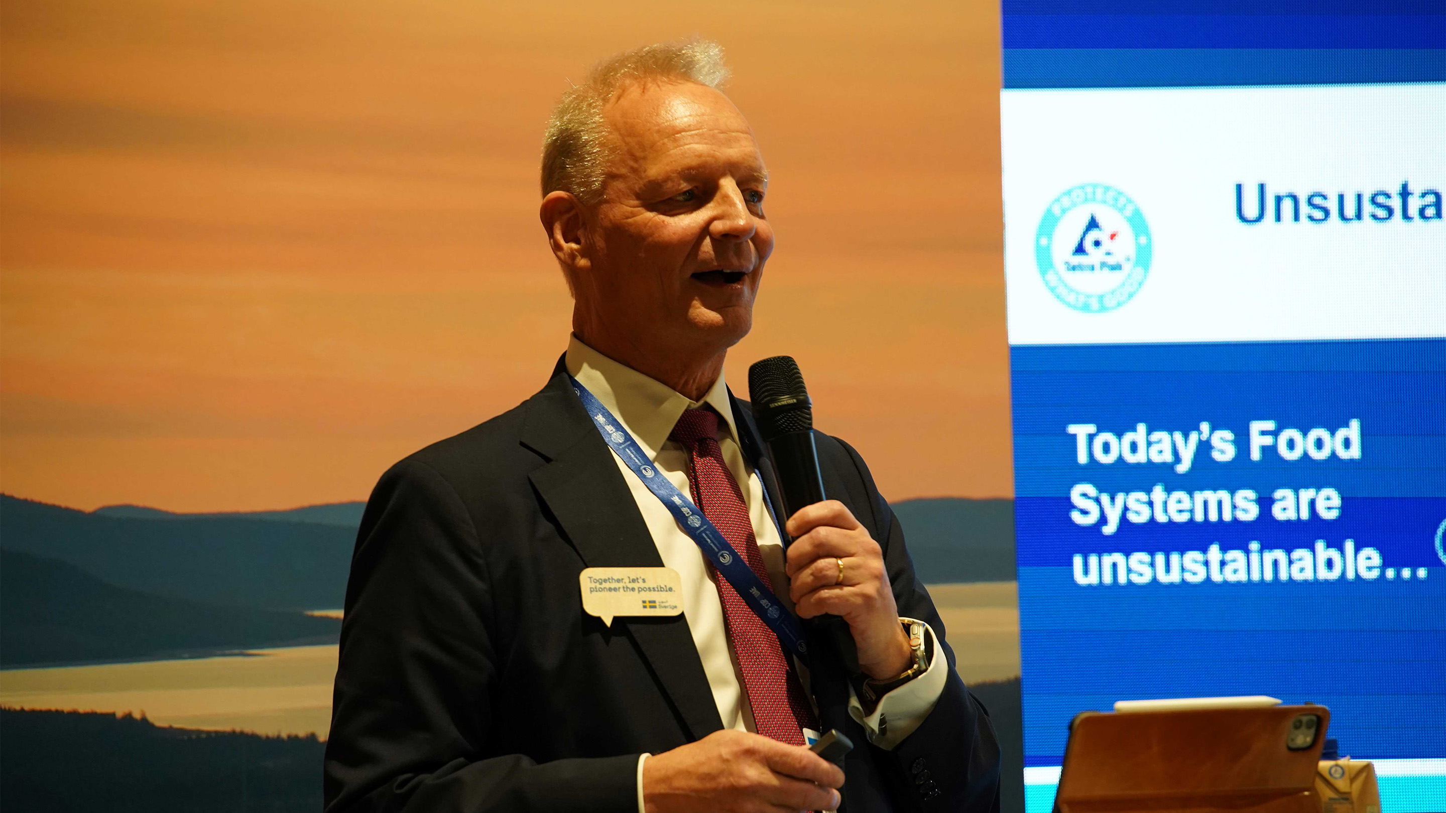 利乐全球加工解决方案与设备执行副总裁Charles Brand在COP28大会现场