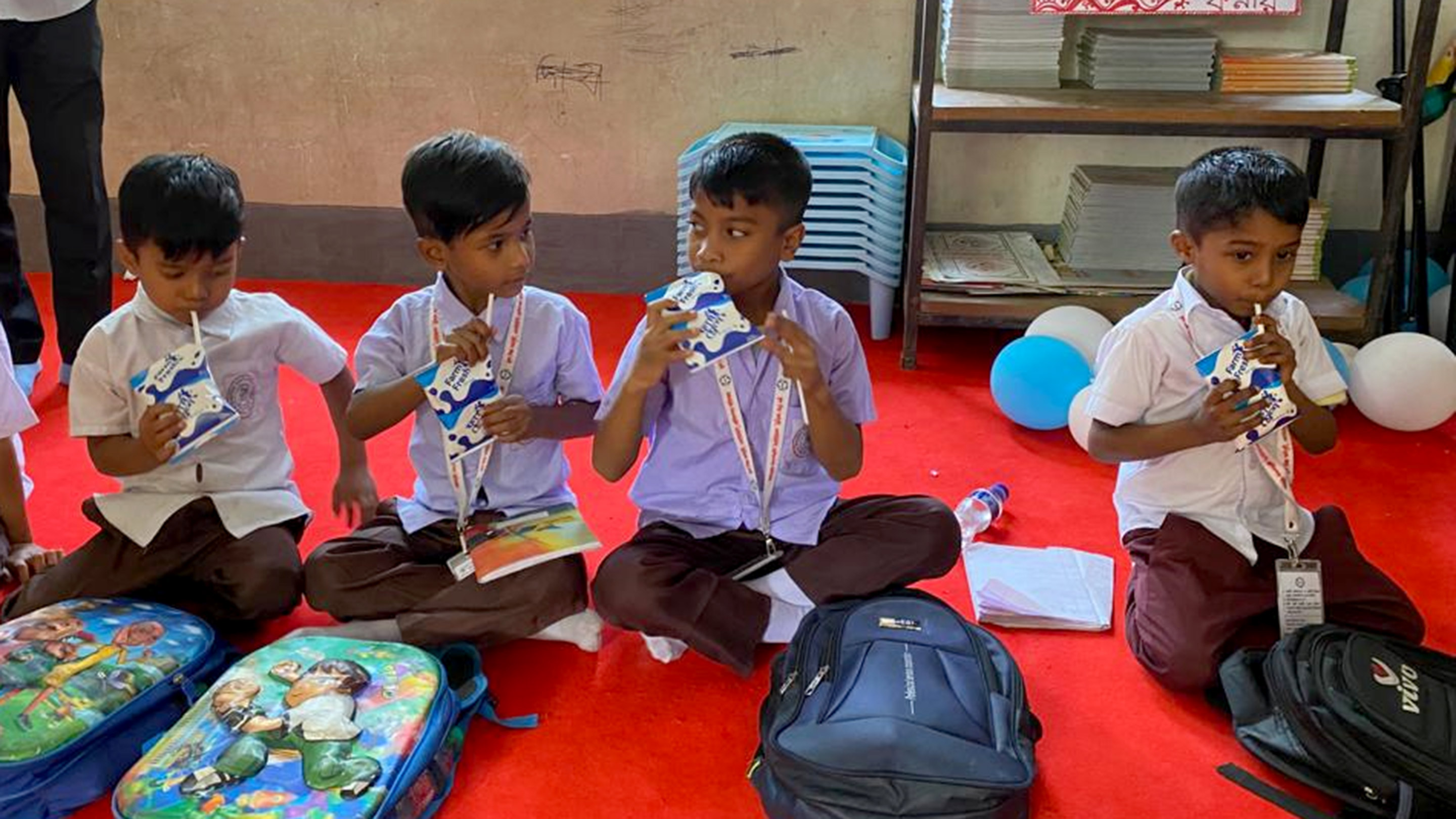 Écoliers au Bangladesh, lait dans des emballages carton aseptiques Tetra Fino